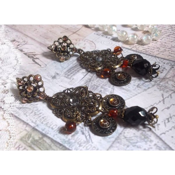 BO Milady Broc&rsquo; avec un semblant du futur o&ugrave; les estampes, gouttes, breloques, cristaux et perles s&rsquo;assemblent.