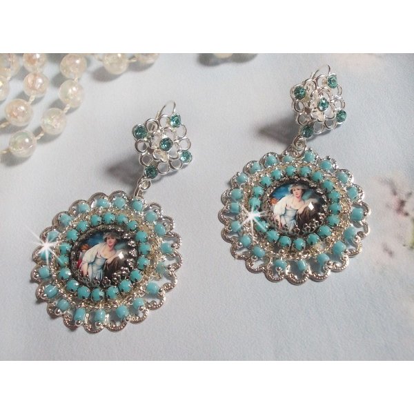 BO Moment de D&eacute;tente avec des cabochons en vere, cristaux : cabochons, cha&icirc;ne strass, cha&icirc;ne perl&eacute;e Turquoise, estampes et dormeuses