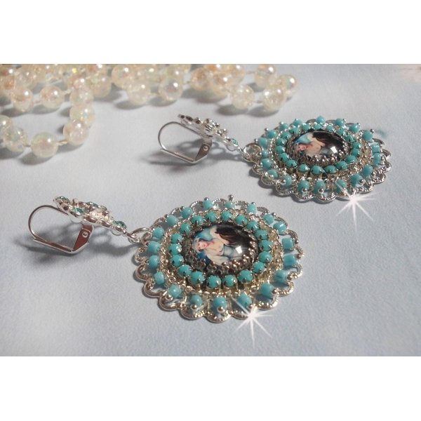 BO Moment de D&eacute;tente avec des cabochons en vere, cristaux : cabochons, cha&icirc;ne strass, cha&icirc;ne perl&eacute;e Turquoise, estampes et dormeuses