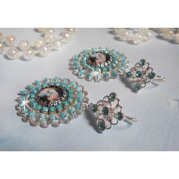 BO Moment de D&eacute;tente avec des cabochons en vere, cristaux : cabochons, cha&icirc;ne strass, cha&icirc;ne perl&eacute;e Turquoise, estampes et dormeuses