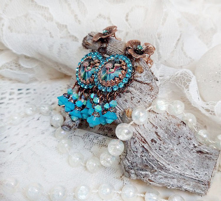 BO Monde des F&eacute;es cr&eacute;&eacute;es avec cabochon verre, estampes laiton et perles Cristal Swarovski
