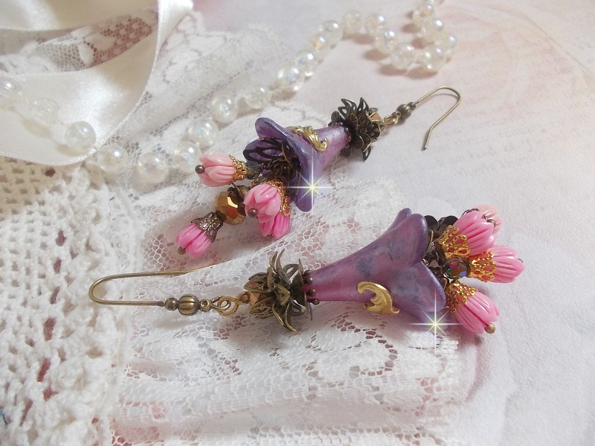 BO Métamorphose Fantaisie, boutons de roses sauvages à laquelle s’ajoute perles Cristal, fleurs trompettes peintes à la main aux couleurs de l’été, perles verre et calottes montés sur crochets Laiton