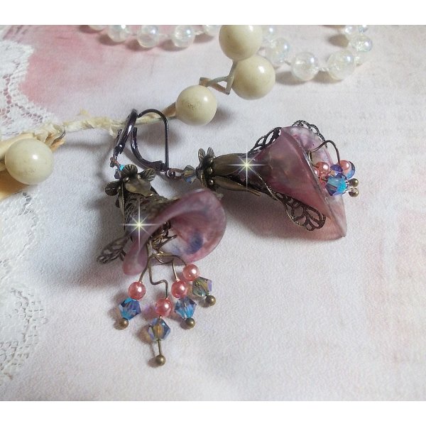 BO  Myst&egrave;res d&rsquo;Hollywood mont&eacute;es avec fleurs Arums peintes &agrave; la main, fleurs, calottes, couronnes, toupies, perles en verre et dormeuses chocolat