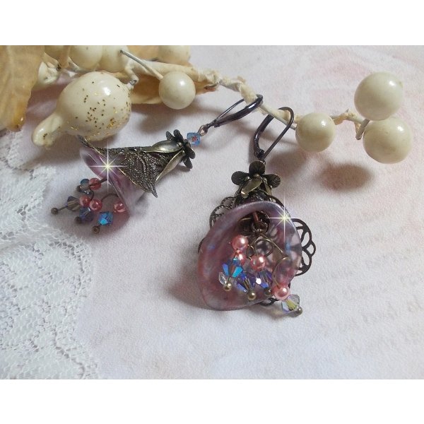 BO  Myst&egrave;res d&rsquo;Hollywood mont&eacute;es avec fleurs Arums peintes &agrave; la main, fleurs, calottes, couronnes, toupies, perles en verre et dormeuses chocolat