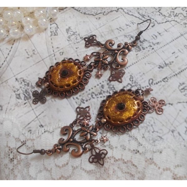 BO Myst&egrave;res d'Ars&egrave;ne cr&eacute;es avec des breloques de diff&eacute;rentes formes, des m&eacute;daillons pendentifs, des motifs en porcelaine patin&eacute;s et des cristaux de Swarovski