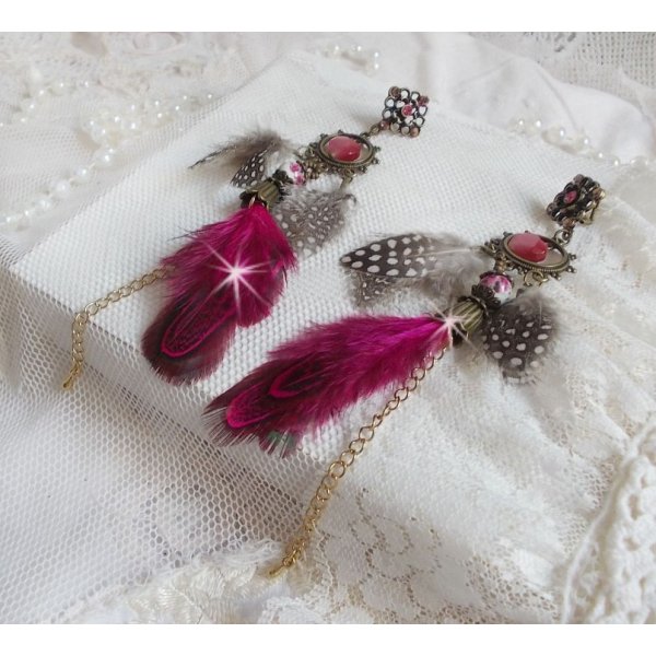 BO Navajo Fuchsia et Marron aux plumes de faisan et pintade, cha&icirc;nettes, coupelles, cristaux et dormeuses estampes en laiton