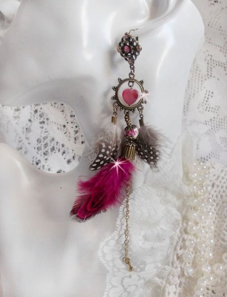 BO Navajo Fuchsia et Marron aux plumes de faisan et pintade, cha&icirc;nettes, coupelles, cristaux et dormeuses estampes en laiton