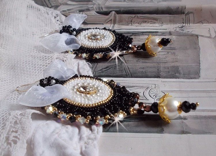 BO Noir Sacré Haute Couture brodées avec des cristaux : navette, toupies, perles rondes aplaties et rondes à laquelle s’ajoute des perles en Verre et rocailles au couleurs variées