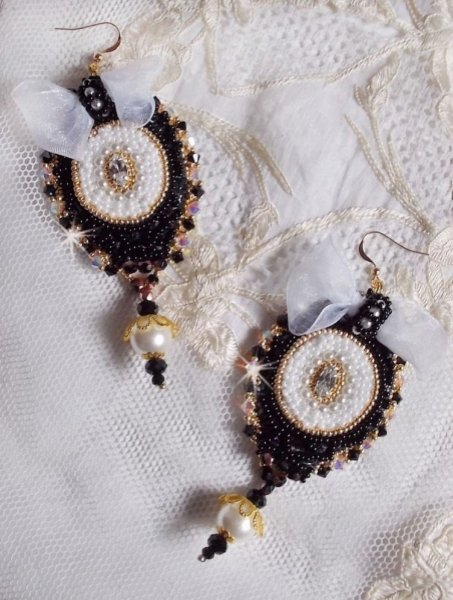 BO Noir Sacr&eacute; Haute Couture brod&eacute;es avec des cristaux : navette, toupies, perles rondes aplaties et rondes &agrave; laquelle s&rsquo;ajoute des perles en Verre et rocailles au couleurs vari&eacute;es