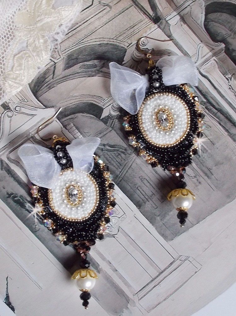 BO Noir Sacré Haute Couture brodées avec des cristaux : navette, toupies, perles rondes aplaties et rondes à laquelle s’ajoute des perles en Verre et rocailles au couleurs variées