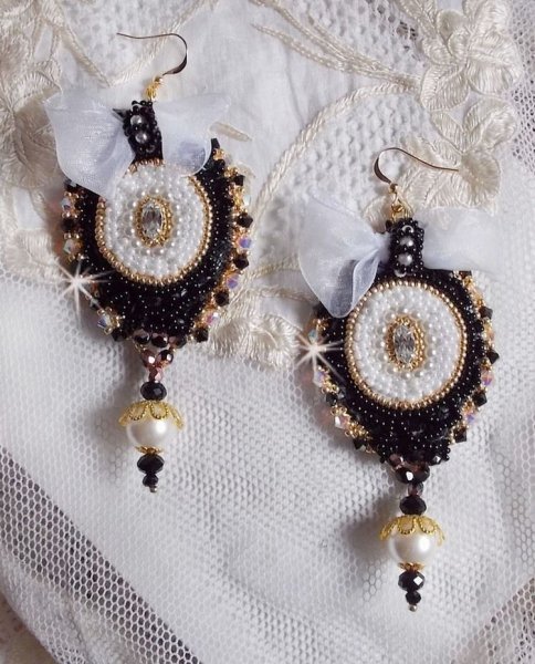 BO Noir Sacr&eacute; Haute Couture brod&eacute;es avec des cristaux : navette, toupies, perles rondes aplaties et rondes &agrave; laquelle s&rsquo;ajoute des perles en Verre et rocailles au couleurs vari&eacute;es