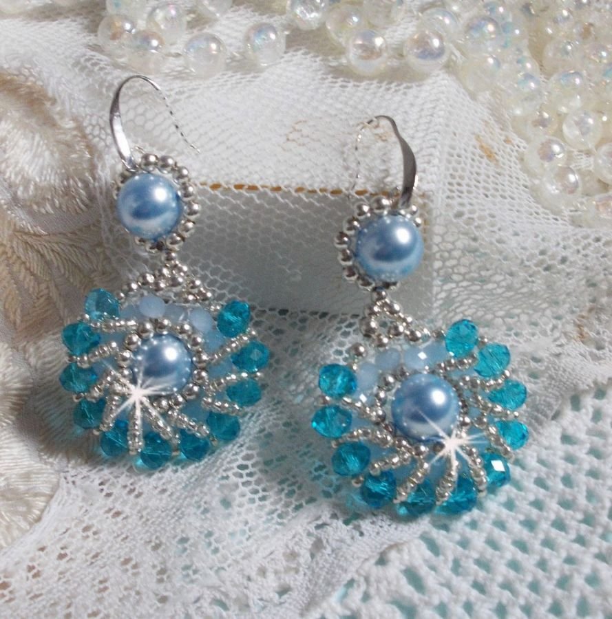 BO  Ode Bleu et Argent avec rocailles aux nuances de Light Blue, Bleu Zircon et Argent à laquelle s’ajoute : perles rondes nacrées en Cristal, perles en Verre et crochets en Argent 925