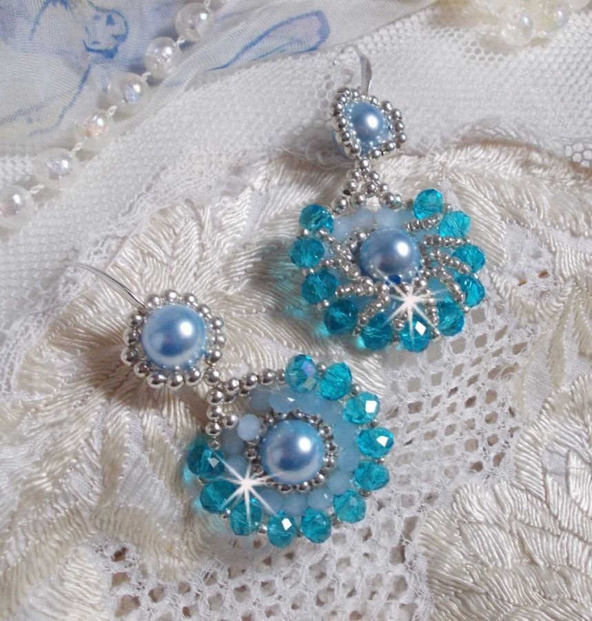BO  Ode Bleu et Argent avec rocailles aux nuances de Light Blue, Bleu Zircon et Argent à laquelle s’ajoute : perles rondes nacrées en Cristal, perles en Verre et crochets en Argent 925