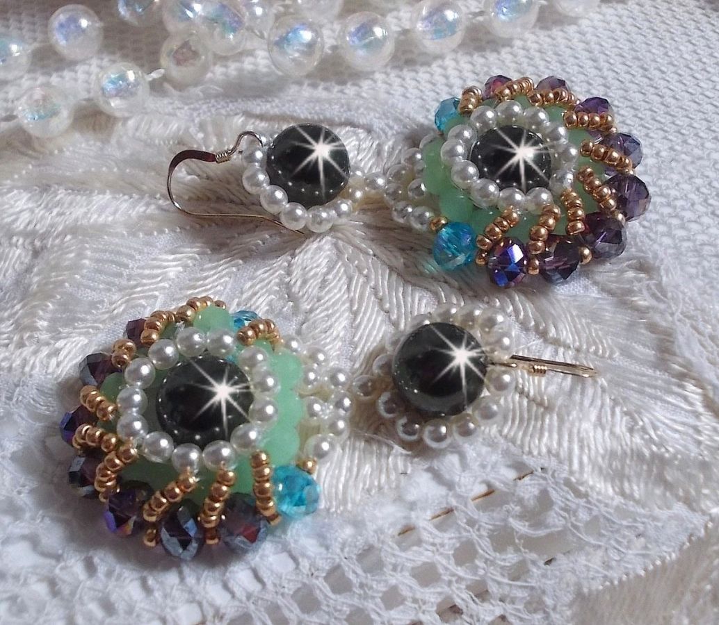 BO Ode Green and Purple montées avec rocailles aux nuances de Vert, Violet, Bleu Zircon et White à laquelle s’ajoute : perles rondes nacrées en Cristal, perles en Verre et crochets Gold Filled 