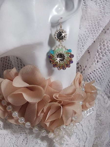 BO Ode Green and Purple mont&eacute;es avec rocailles, perles rondes nacr&eacute;es en Cristal, perles en Verre et crochets d'oreilles Gold Filled 14 carats