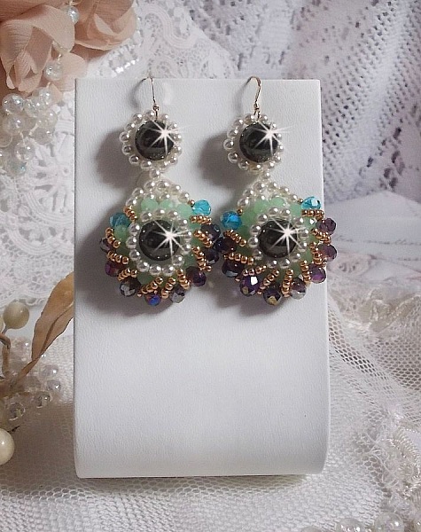 BO Ode Green and Purple mont&eacute;es avec rocailles, perles rondes nacr&eacute;es en Cristal, perles en Verre et crochets d'oreilles Gold Filled 14 carats