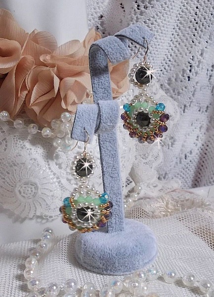 BO Ode Green and Purple mont&eacute;es avec rocailles, perles rondes nacr&eacute;es en Cristal, perles en Verre et crochets d'oreilles Gold Filled 14 carats