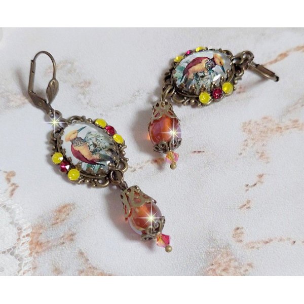 BO Oiseau Huppe ovales et pendantes, cabochons repr&eacute;sentant des oiseaux mont&eacute;es sur pendentifs, gouttes en verre, cabochons en cristal et dormeuses en laiton. Une fa&ccedil;on de voir ce bel oiseau