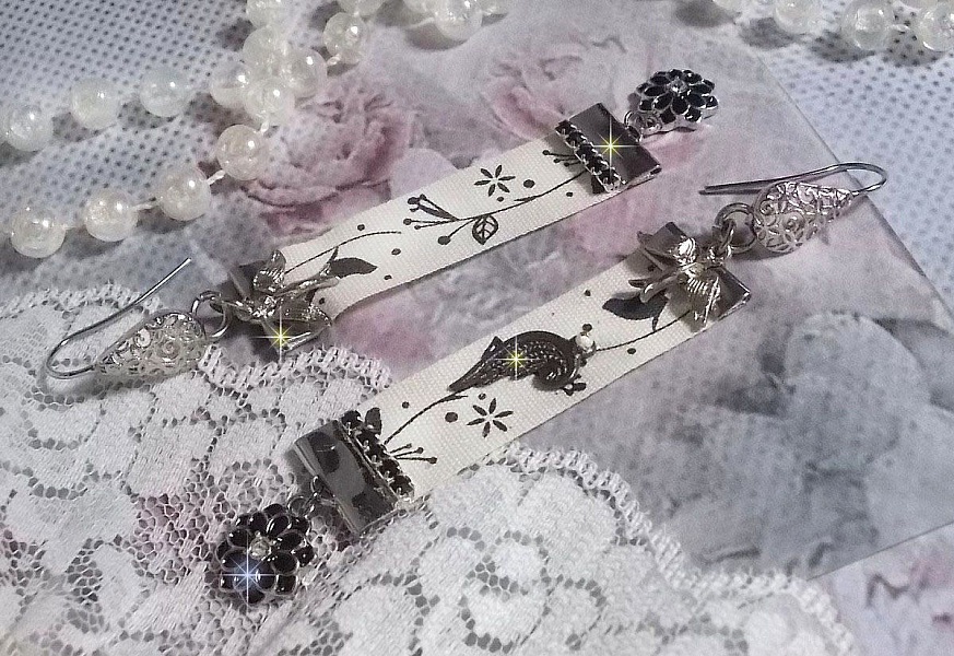 BO Oiseau Noir et Blanc avec un ruban imprim&eacute; d&rsquo;un oiseau Noir sur branches, orn&eacute; d&rsquo;une cha&icirc;ne strass Noir/Argent&eacute; avec des cabochons ronds Crystal AB et breloques &eacute;maill&eacute;es sur dormeuses en Laiton