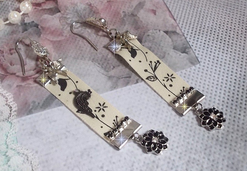 BO Oiseau Noir et Blanc avec un ruban imprim&eacute; d&rsquo;un oiseau Noir sur branches, orn&eacute; d&rsquo;une cha&icirc;ne strass Noir/Argent&eacute; avec des cabochons ronds Crystal AB et breloques &eacute;maill&eacute;es sur dormeuses en Laiton