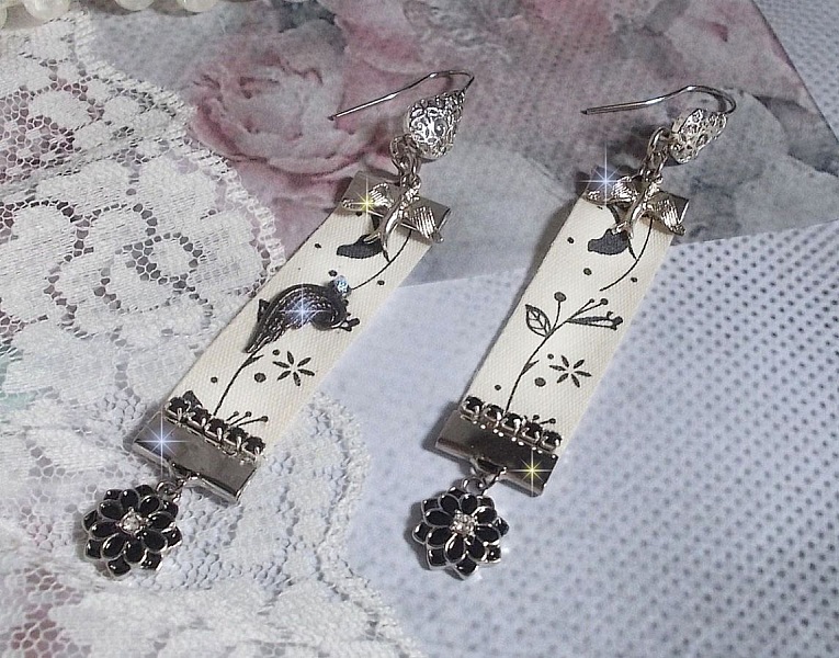 BO Oiseau Noir et Blanc avec un ruban imprim&eacute; d&rsquo;un oiseau Noir sur branches, orn&eacute; d&rsquo;une cha&icirc;ne strass Noir/Argent&eacute; avec des cabochons ronds Crystal AB et breloques &eacute;maill&eacute;es sur dormeuses en Laiton