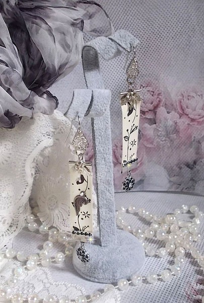 BO Oiseau Noir et Blanc avec un ruban imprim&eacute; d&rsquo;un oiseau Noir sur branches, orn&eacute; d&rsquo;une cha&icirc;ne strass Noir/Argent&eacute; avec des cabochons ronds Crystal AB et breloques &eacute;maill&eacute;es sur dormeuses en Laiton