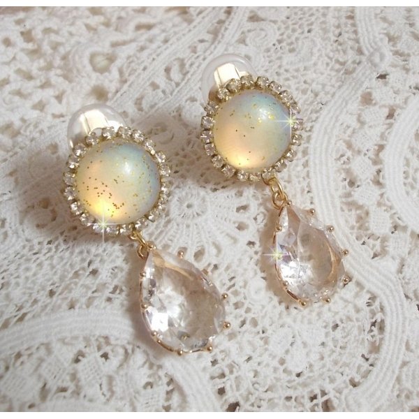 BO Orph&eacute;e avec des cabochons en verre Cristal AB paillet&eacute;s et strass&eacute;s avec les m&ecirc;mes couleurs sur des clips en Laiton o&ugrave; les pendants en forme de larme rel&egrave;vent le d&eacute;fi. Un peu de po&eacute;sie.