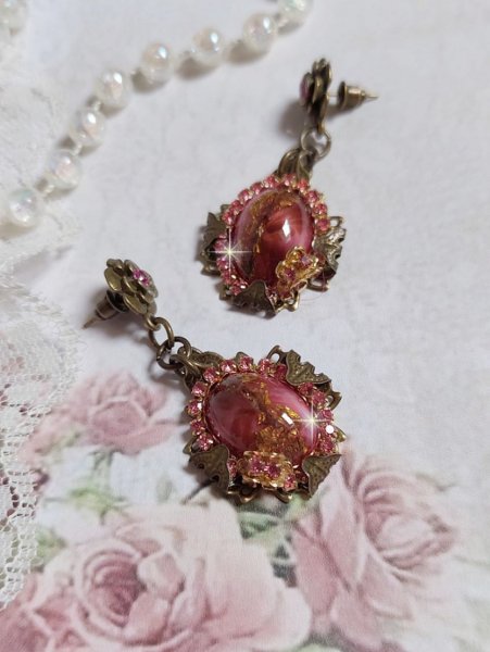 BO Pampelone Fuchsia avec cabochons ovales aux feuilles d&rsquo;or, strass, cristaux, Roses, breloques papillons, estampes et clous d&rsquo;oreilles en m&eacute;tal bronze