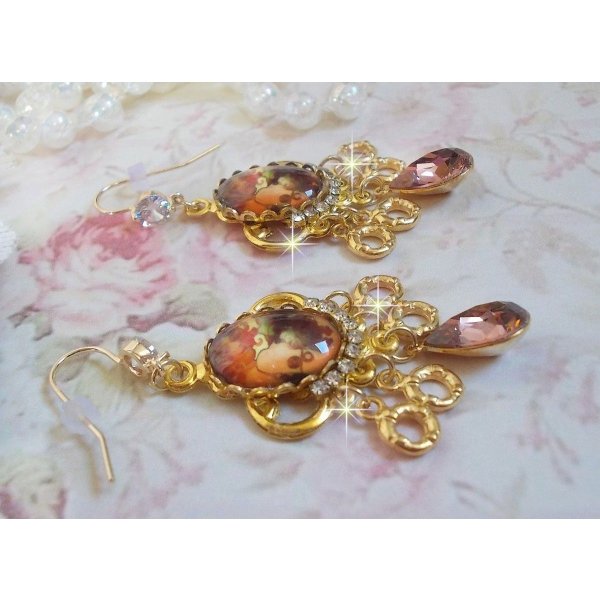 BO Paris créées avec des cabochons représentant une femme à Paris avec des cristaux, des zircons et des accessoires dorées 