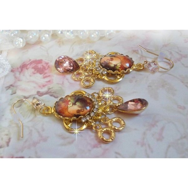 BO Paris créées avec des cabochons représentant une femme à Paris avec des cristaux, des zircons et des accessoires dorées 