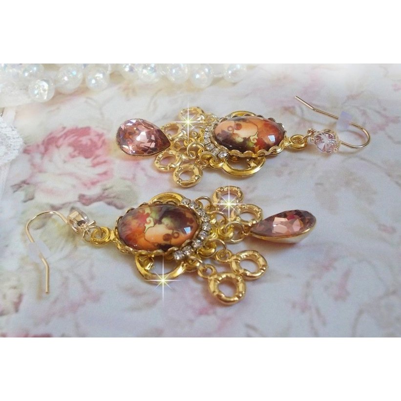 BO Paris représentant une jeune femme à Paris, orné d’une chaîne strass Cristal/Doré avec des breloques, des pendants ovales Blush Rose, montés sur des crochets en plaqué Or. Paris en mode vintage.