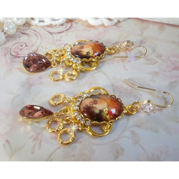 BO Paris créées avec des cabochons représentant une femme à Paris avec des cristaux, des zircons et des accessoires dorées 