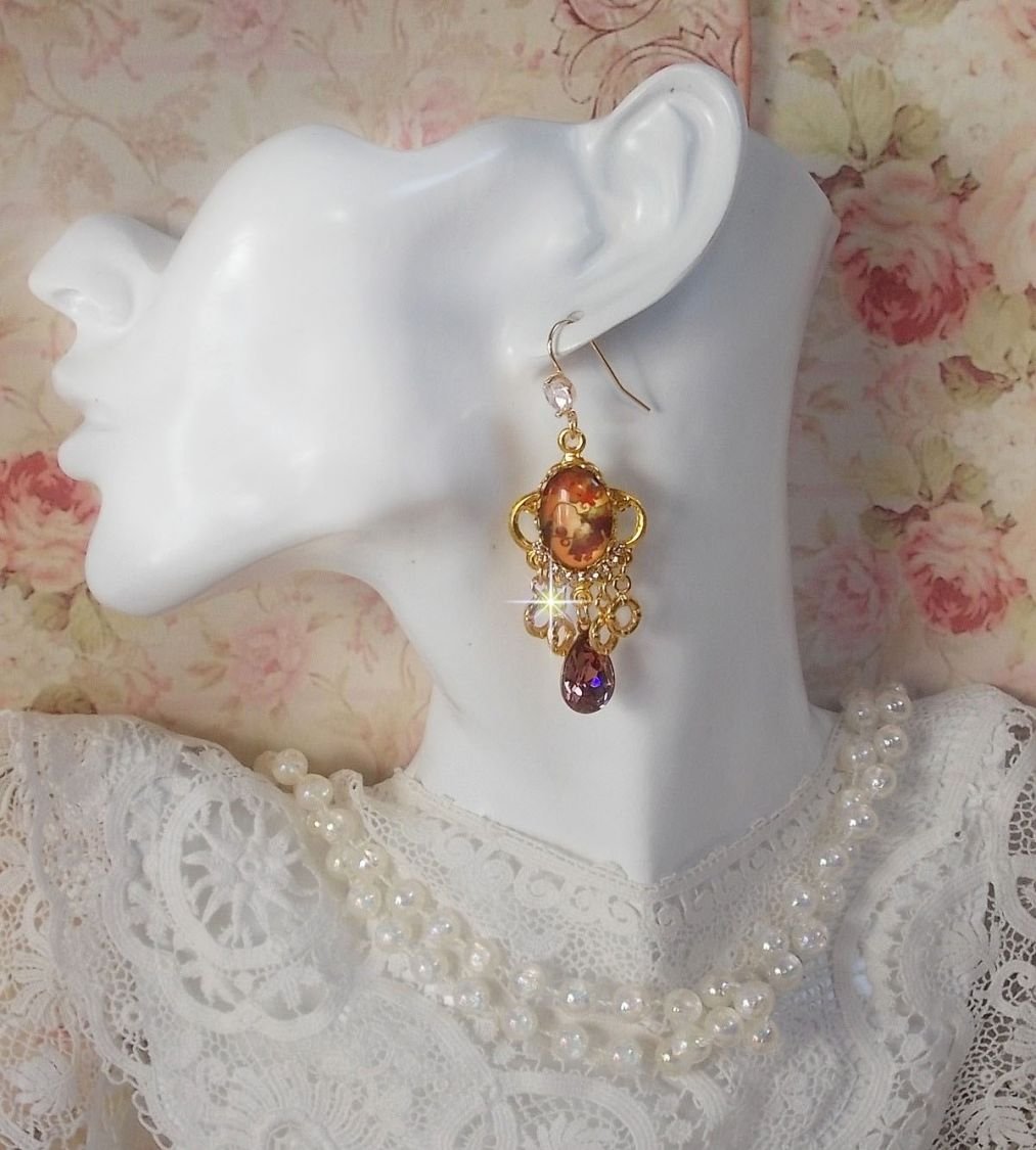 BO Paris représentant une jeune femme à Paris, orné d’une chaîne strass Cristal/Doré avec des breloques, des pendants ovales Blush Rose, montés sur des crochets en plaqué Or. Paris en mode vintage.