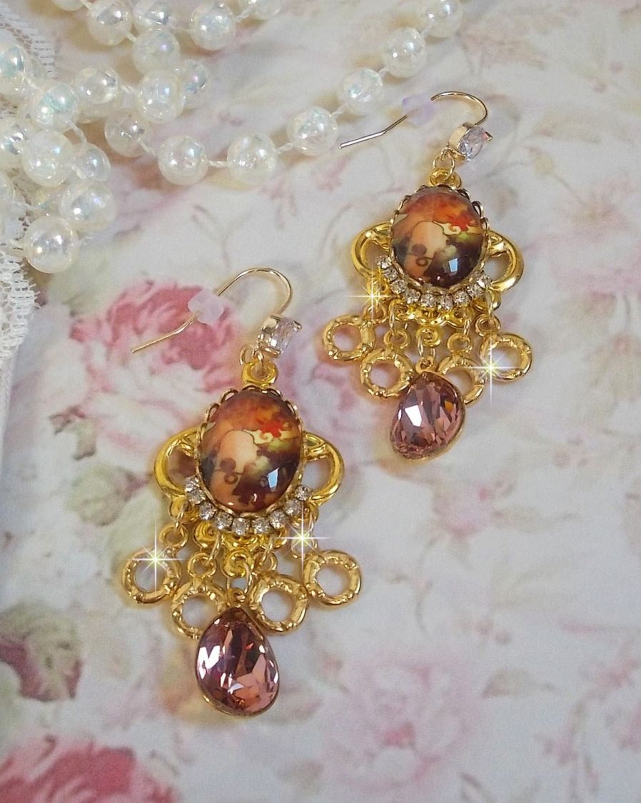BO Paris créées avec des cabochons représentant une femme à Paris avec des cristaux, des zircons et des accessoires dorées 