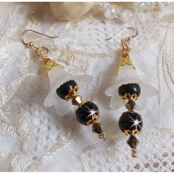 BO Passion mont&eacute;es avec fleurs Lucites effet givr&eacute;, perles rondes c&eacute;ramiques, coupelles, rocailles, perles boules dor&eacute;es et cristaux