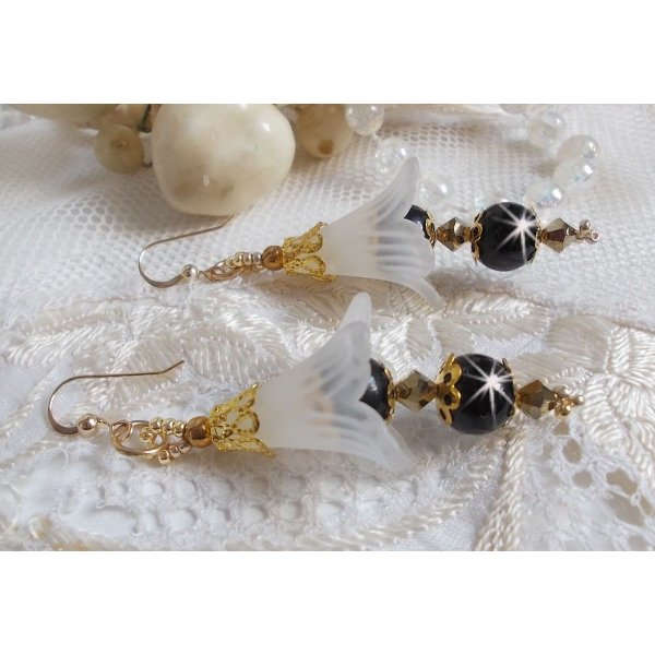 BO Passion mont&eacute;es avec fleurs Lucites effet givr&eacute;, perles rondes c&eacute;ramiques, coupelles, rocailles, perles boules dor&eacute;es et cristaux