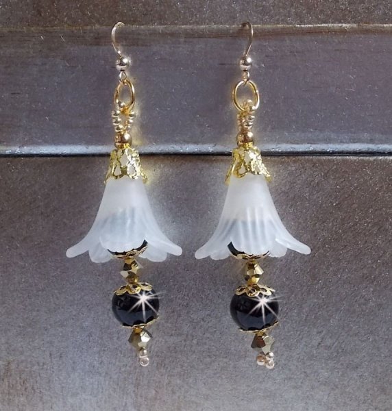 BO Passion mont&eacute;es avec fleurs Lucites effet givr&eacute;, perles rondes c&eacute;ramiques, coupelles, rocailles, perles boules dor&eacute;es et cristaux