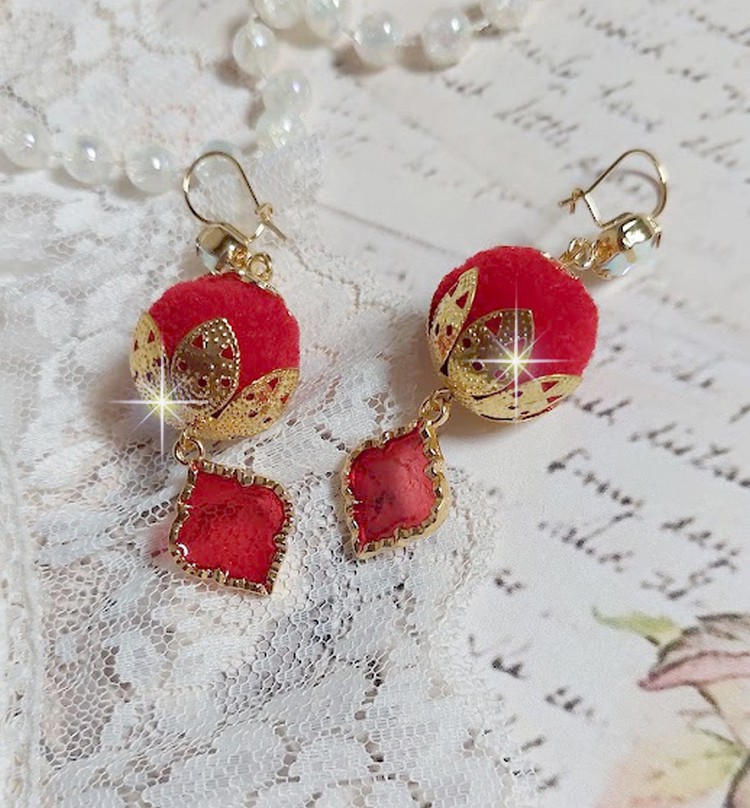 BO Passionnément montées avec des pompons Rouges très tendances à laquelle s’ajoute des coupelles en forme d’arabesque, pendentifs vitrail Rouge/Doré et cabochons en Cristal AB sur crochets en Laiton