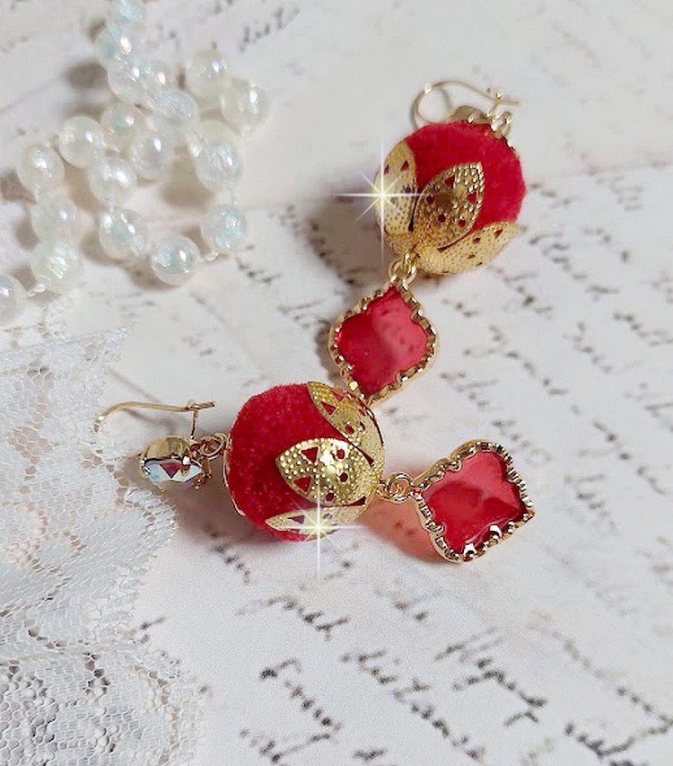 BO Passionnément montées avec des pompons Rouges très tendances à laquelle s’ajoute des coupelles en forme d’arabesque, pendentifs vitrail Rouge/Doré et cabochons en Cristal AB sur crochets en Laiton