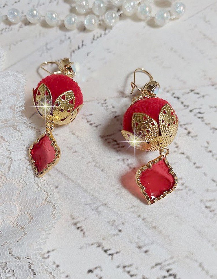 BO Passionnément montées avec des pompons Rouges très tendances à laquelle s’ajoute des coupelles en forme d’arabesque, pendentifs vitrail Rouge/Doré et cabochons en Cristal AB sur crochets en Laiton