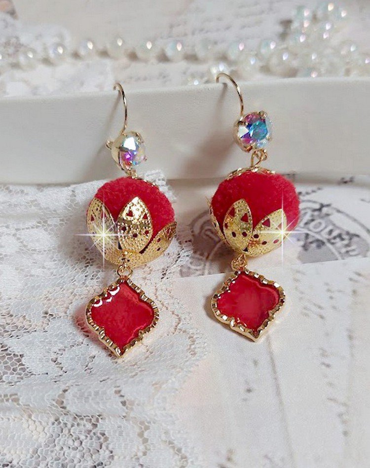 BO Passionnément montées avec des pompons Rouges très tendances à laquelle s’ajoute des coupelles en forme d’arabesque, pendentifs vitrail Rouge/Doré et cabochons en Cristal AB sur crochets en Laiton