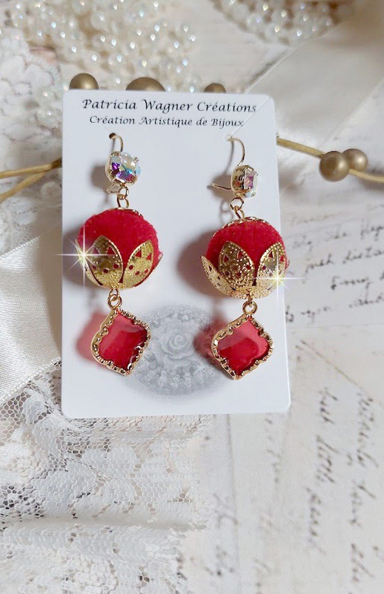 BO Passionnément montées avec des pompons Rouges très tendances à laquelle s’ajoute des coupelles en forme d’arabesque, pendentifs vitrail Rouge/Doré et cabochons en Cristal AB sur crochets en Laiton