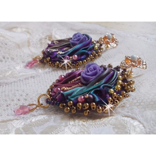 BO La Passionn&eacute;e de Venise brod&eacute;es avec un ruban de soie Purple, des Cristaux de Swarovski et des rocailles Miyuki
