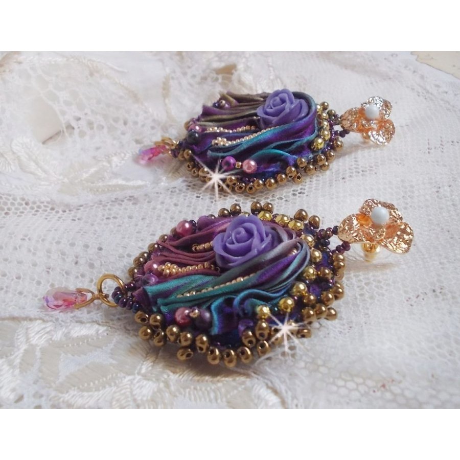 BO La Passionnée de Venise brodées avec un ruban de soie Purple, des Cristaux de Swarovski et des rocailles Miyuki