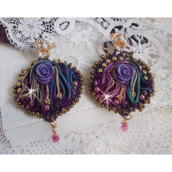 BO La Passionn&eacute;e de Venise brod&eacute;es avec un ruban de soie Purple, des Cristaux de Swarovski et des rocailles Miyuki