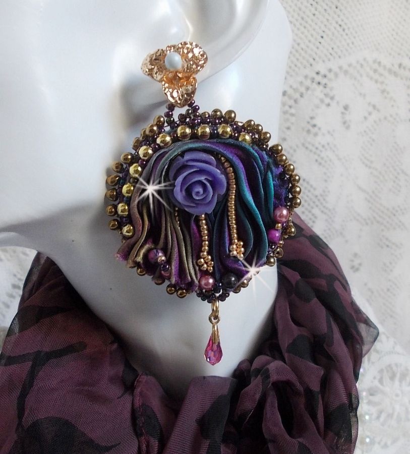 BO La Passionnée de Venise brodées avec un ruban de soie Purple, des Cristaux de Swarovski et des rocailles Miyuki