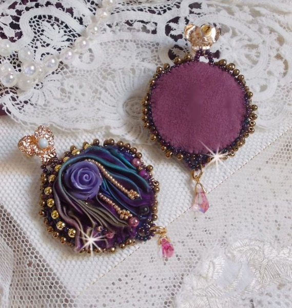 BO La Passionn&eacute;e de Venise brod&eacute;es avec un ruban de soie Purple, des Cristaux de Swarovski et des rocailles Miyuki