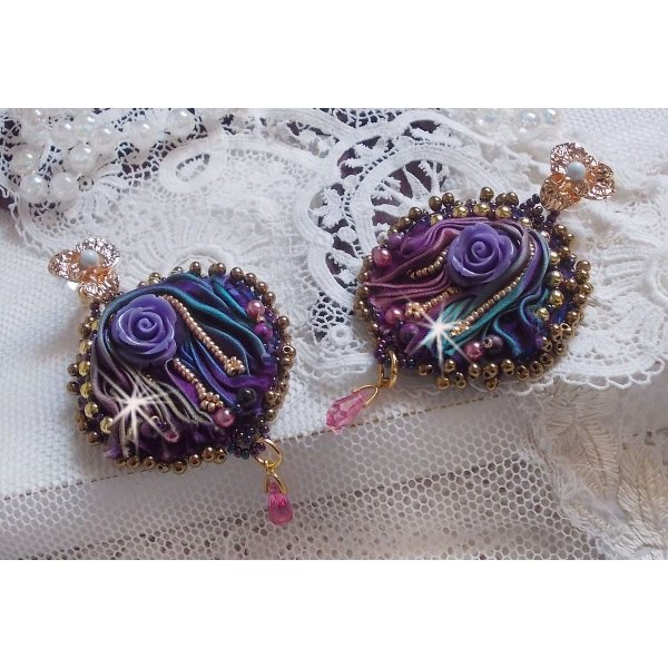BO La Passionn&eacute;e de Venise brod&eacute;es avec un ruban de soie Purple, des Cristaux de Swarovski et des rocailles Miyuki