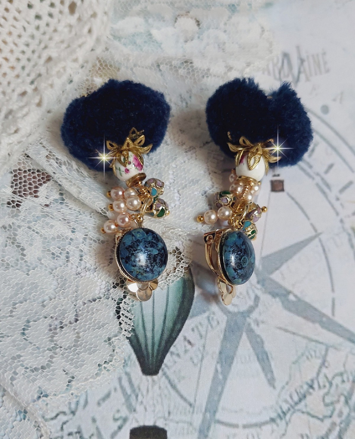 BO Petites Douceurs montées avec pompons ronds, cabochons verres et perles Cristal Swarovski