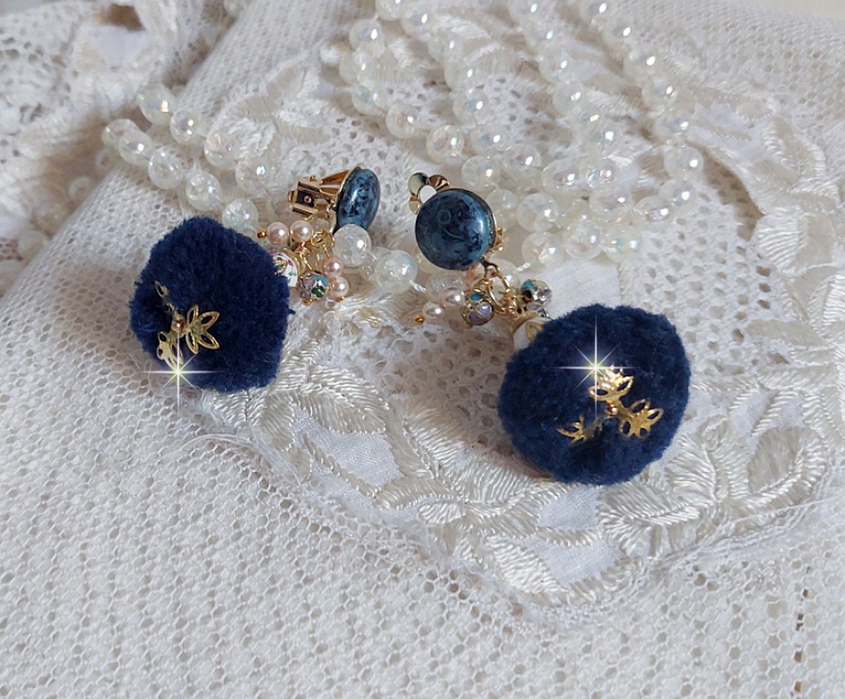 BO Petites Douceurs montées avec pompons ronds, cabochons verres et perles Cristal Swarovski